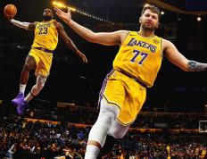 九游-东契奇回归赛场，惊险取胜首场状态亮眼，DWG观众沸腾！的简单介绍